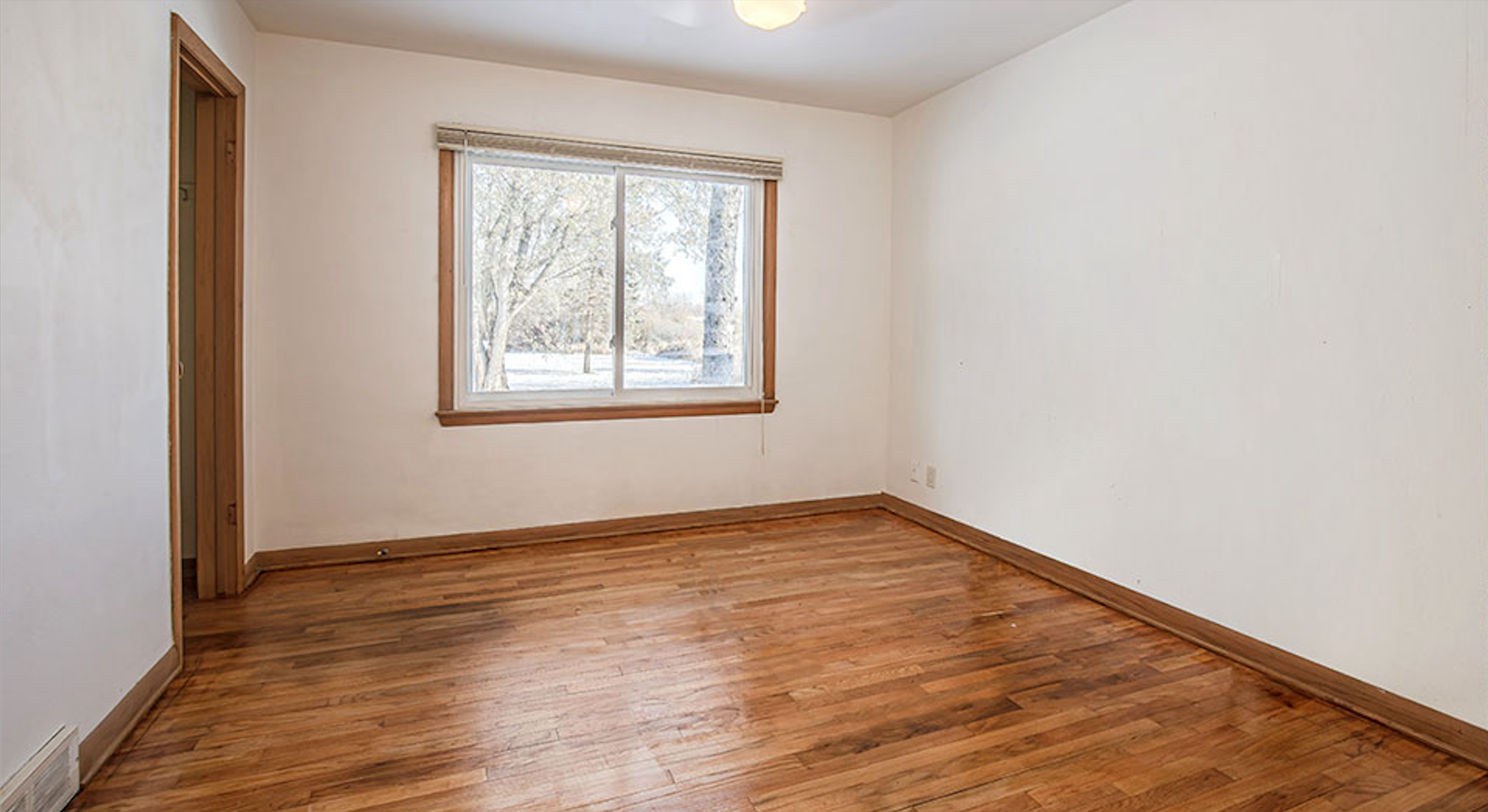 Empty room before virtual staging